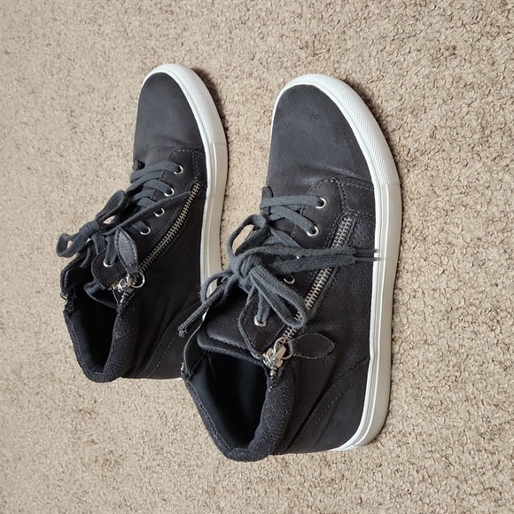 Shoes - Picture 2 of 6